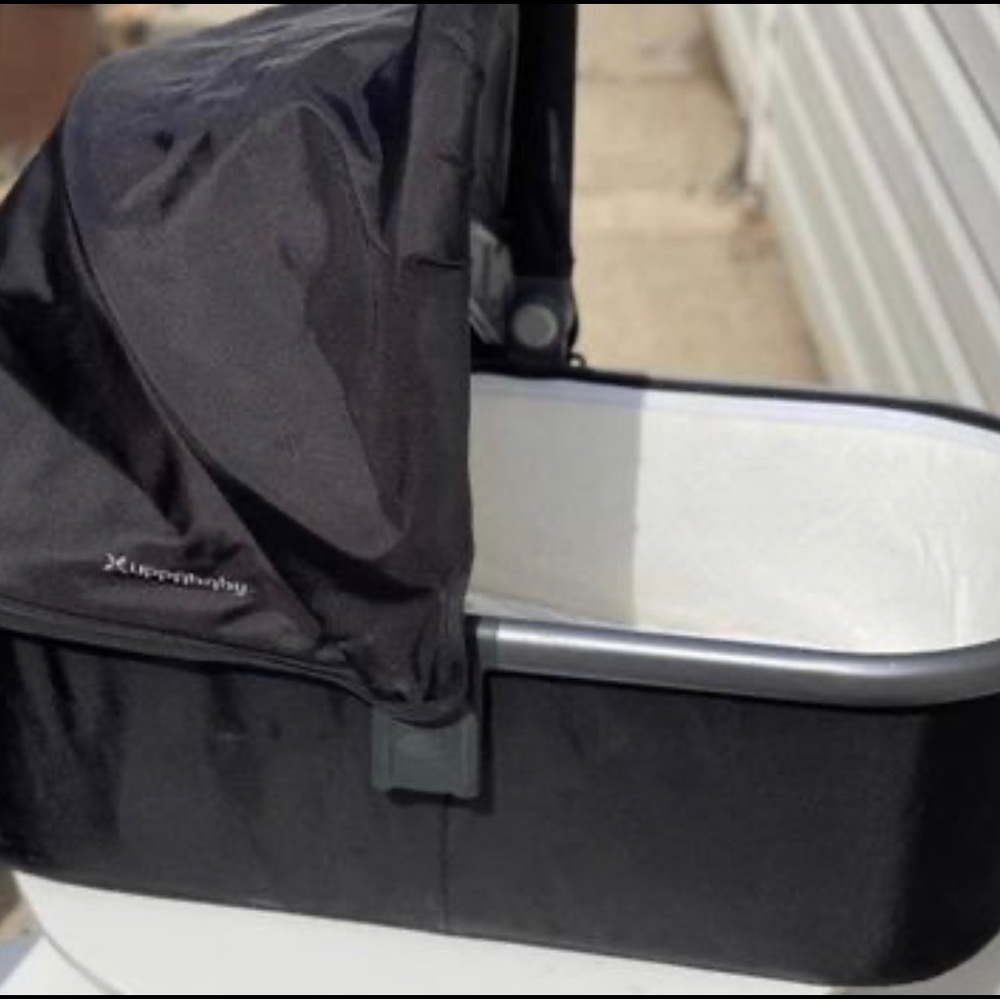Uppa Baby bassinet in black, used only a handful of times